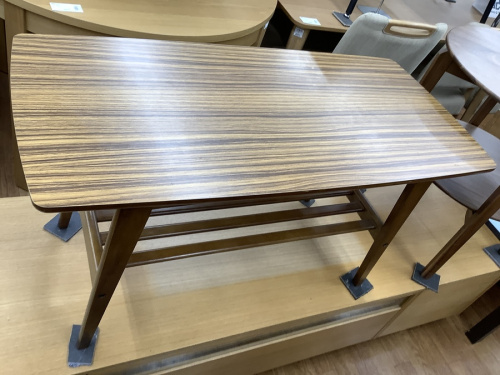 家具のテーブル