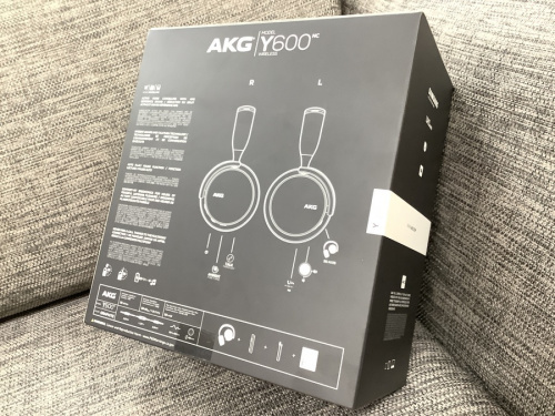 ワイヤレスヘッドフォンのAKG　アーカーゲ