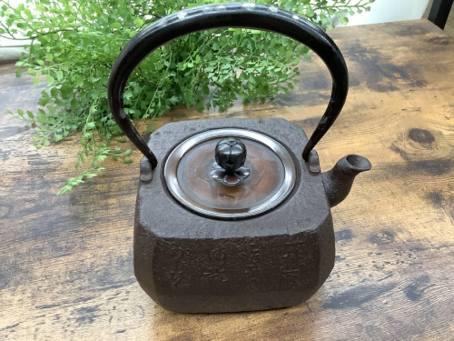 和食器の鉄瓶
