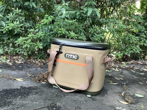 アウトドア用品のクーラーボックス