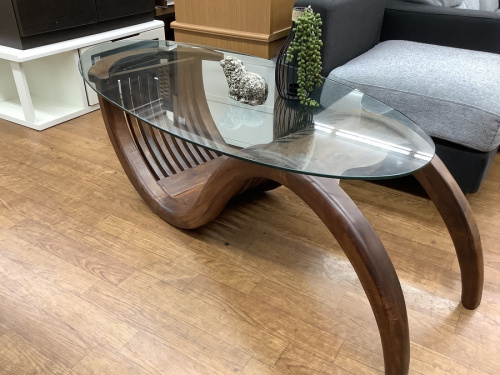 家具のテーブル