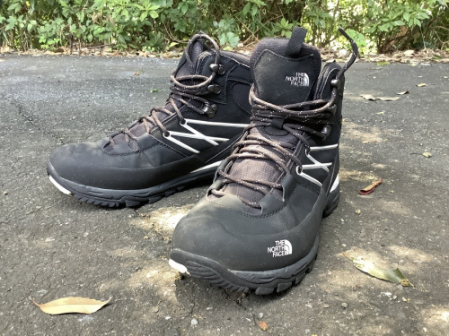 アウトドア用品のトレッキングシューズ