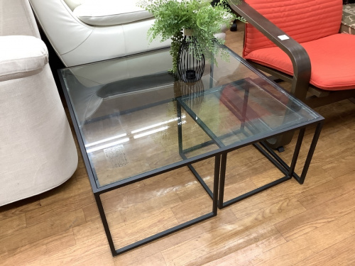 家具のテーブル