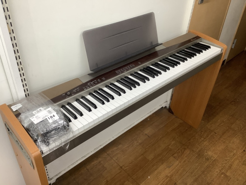 中古楽器店のアコースティックギター