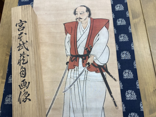 掛け軸の宮本武蔵自画像