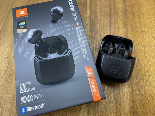JBLのノイズキャンセリング型イヤホン
