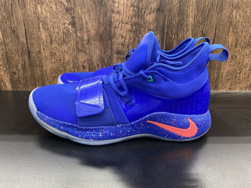 スニーカーのBQ8388-900