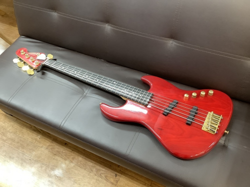 中古楽器店のギター