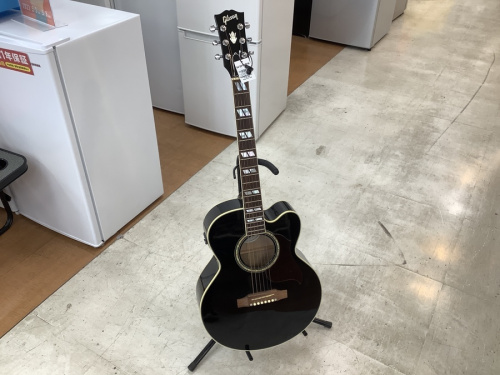 中古楽器店のギター