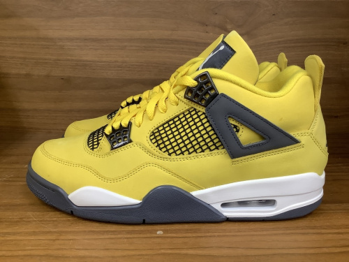 スニーカーのAIR JORDAN4