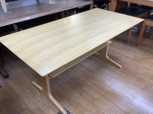 家具のテーブル