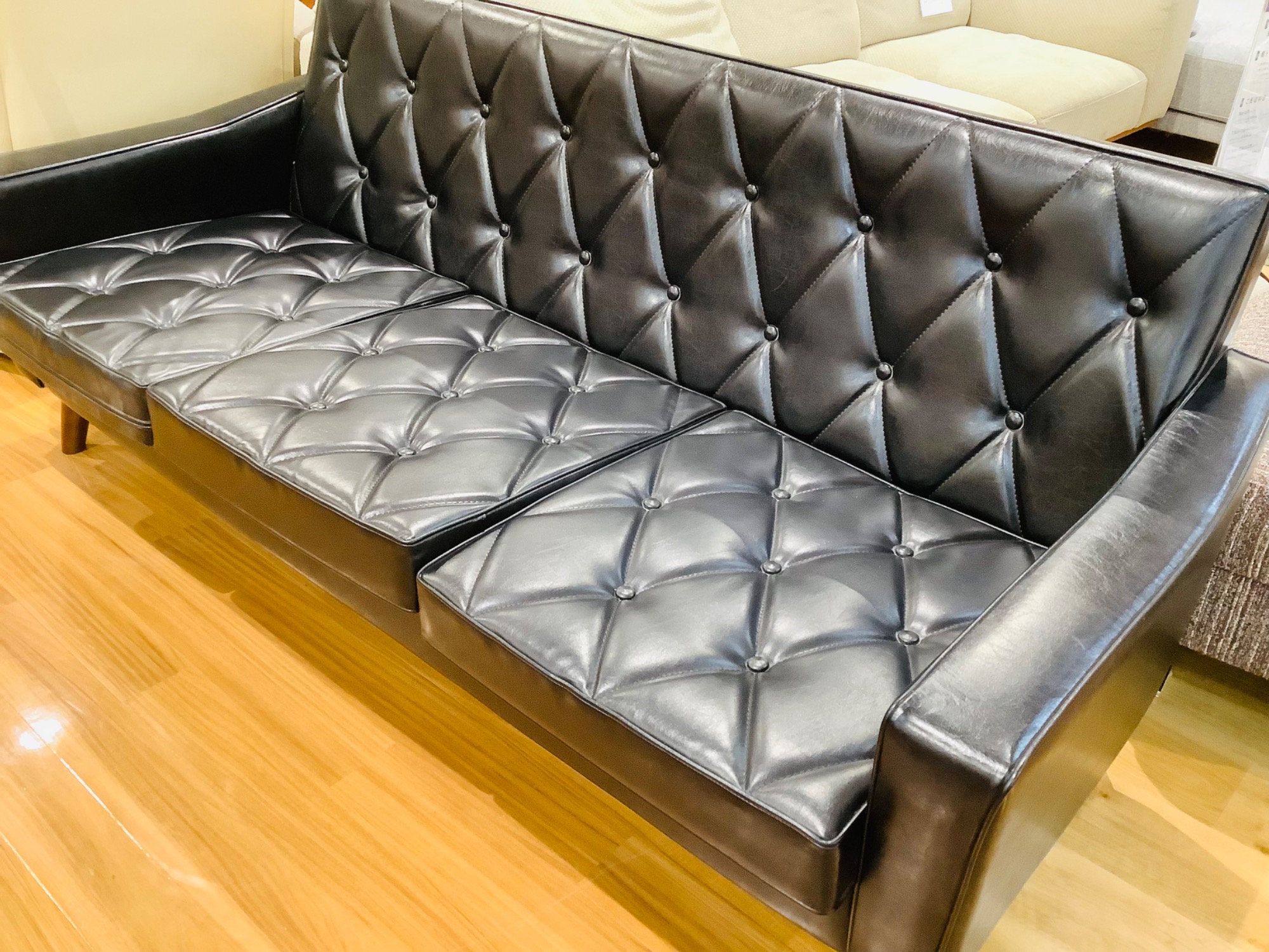 神戸で家具・家電を買うなら当店へ!!】ブランド家具は当店にお任せ