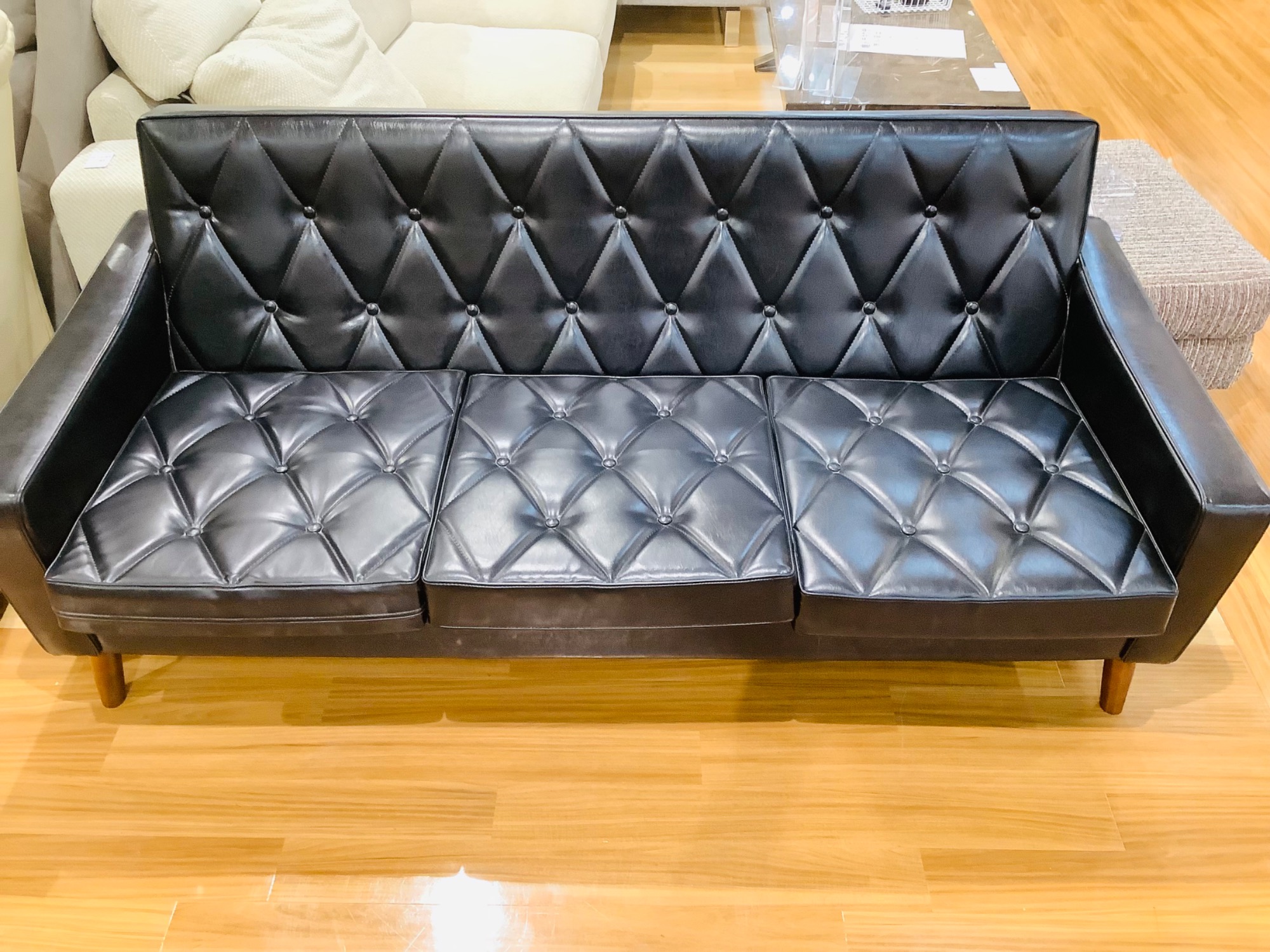 神戸で家具・家電を買うなら当店へ!!】ブランド家具は当店にお任せ