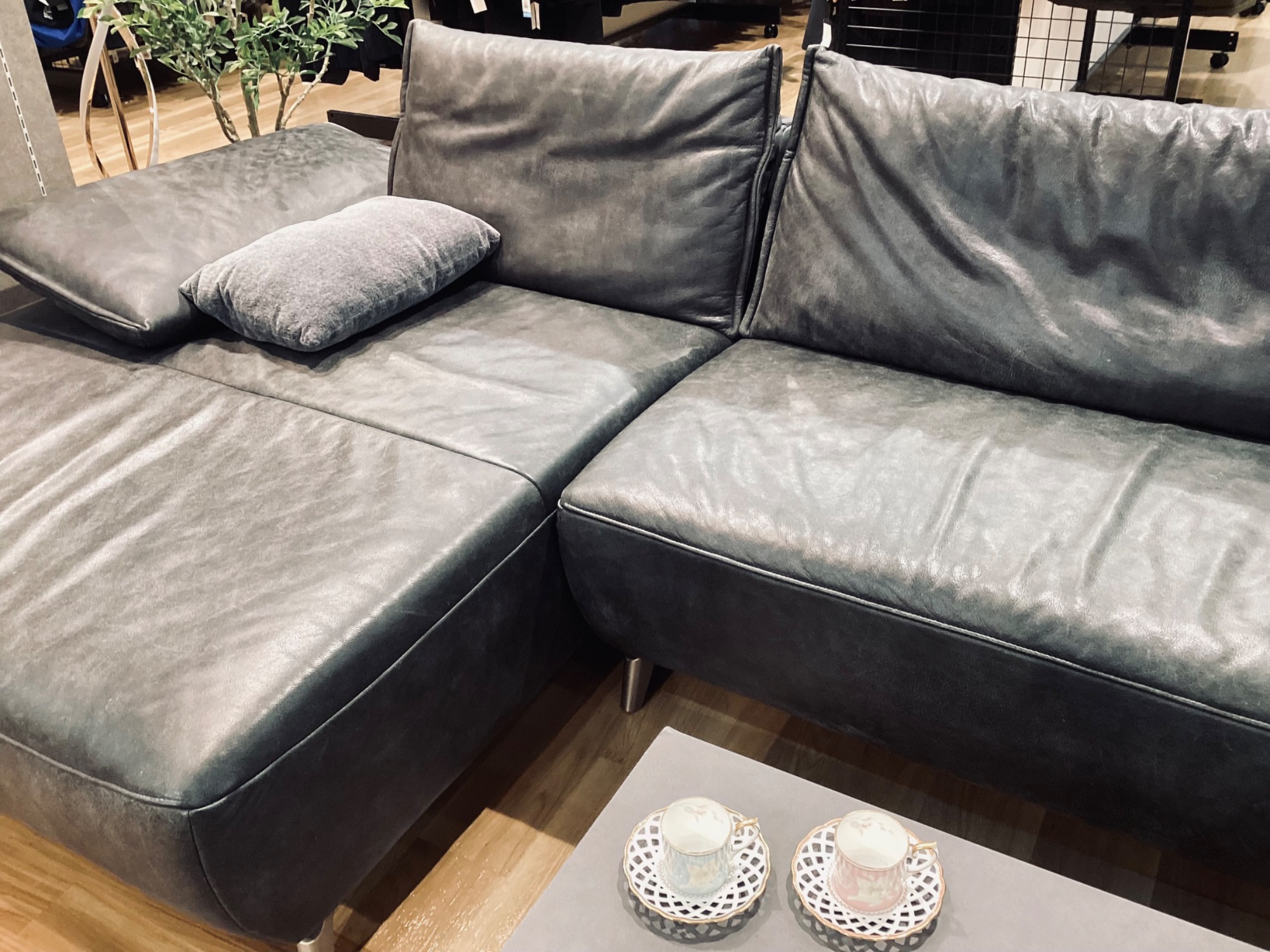 家具を買うならトレファクで！！】KOINOR VOLTAのカウチソファーをご