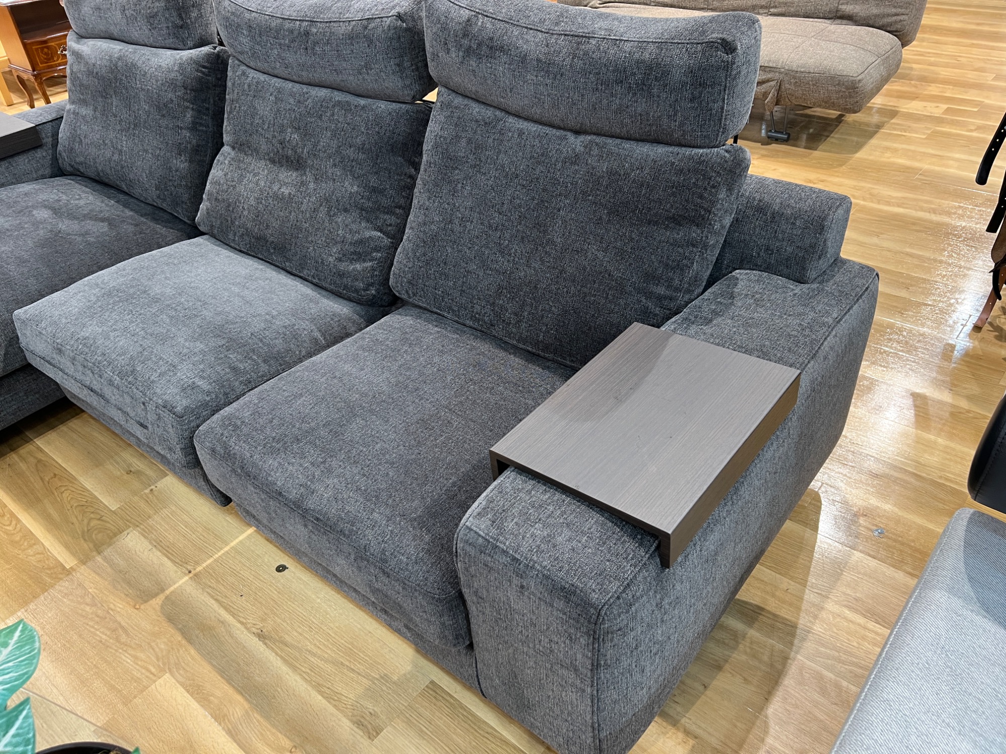 【トレファク神戸南店】３人掛けソファーです【取りに来られる方限定】 部屋に上品さを】三人掛けカウチソファーを紹介します☆彡｜2026年04月