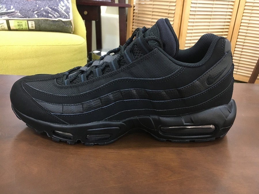 NIKE｜ナイキ｜オールブラック｜スニーカー｜黒｜23.0｜レディース｜ジュニア ナイキからオールブラック仕様のエアフォース1が登場 |