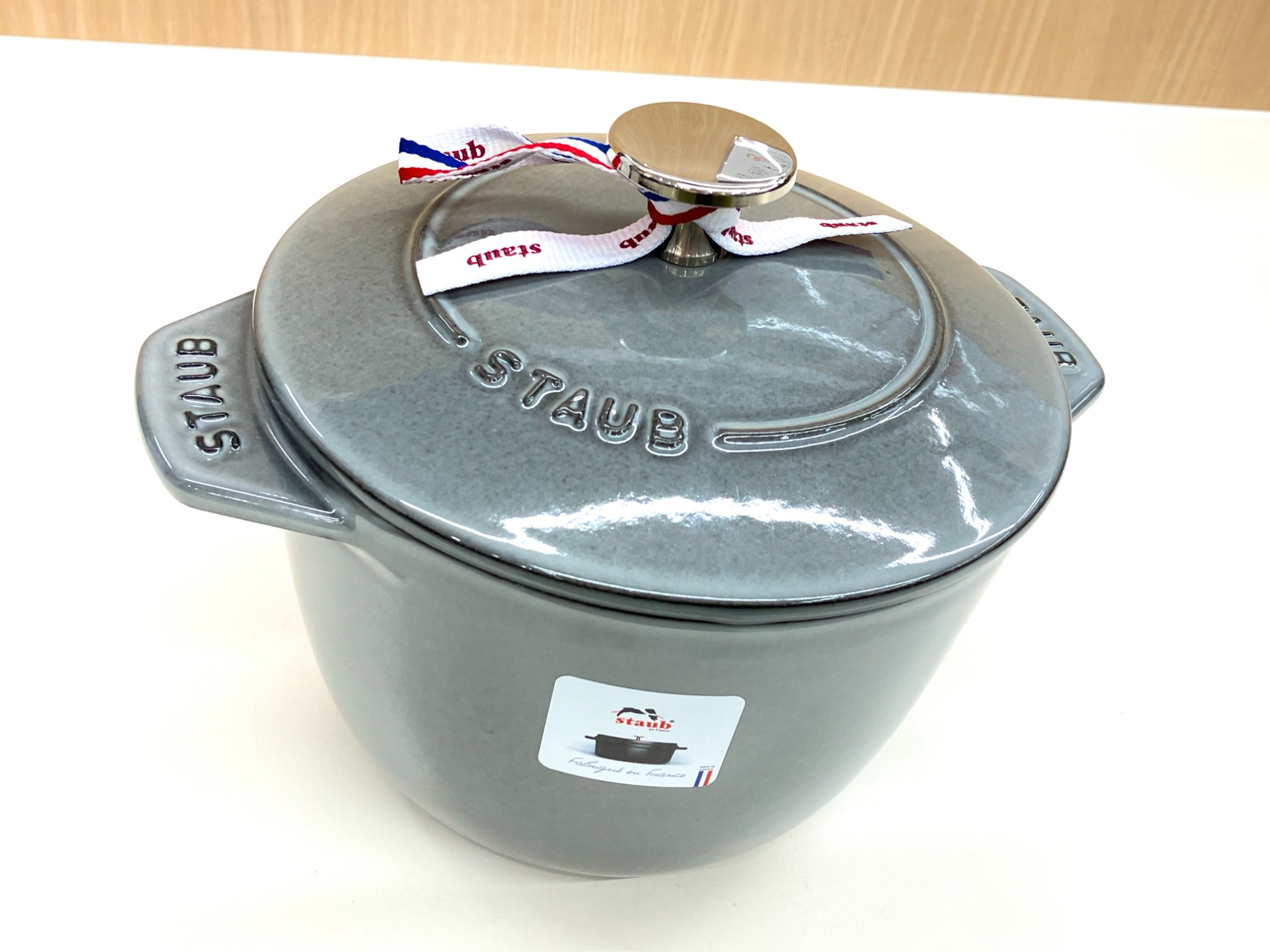 Staub (ストウブ) 両手鍋グレー ラ・ココット de GOHAN M(16㎝)が入荷