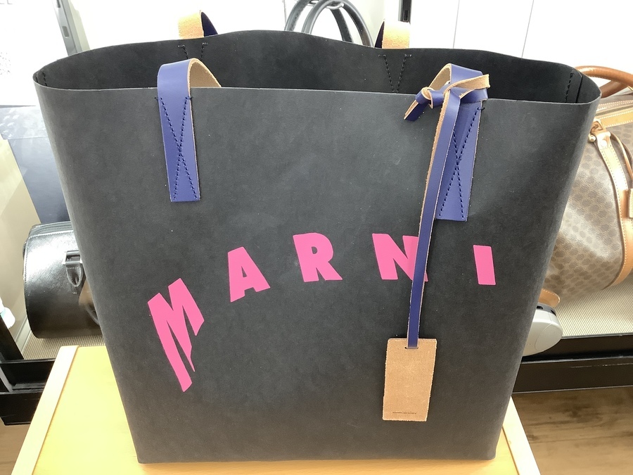 芸能人愛用 今話題！！MARNI(マルニ)ペーパートートバッグ入荷しました バッグ