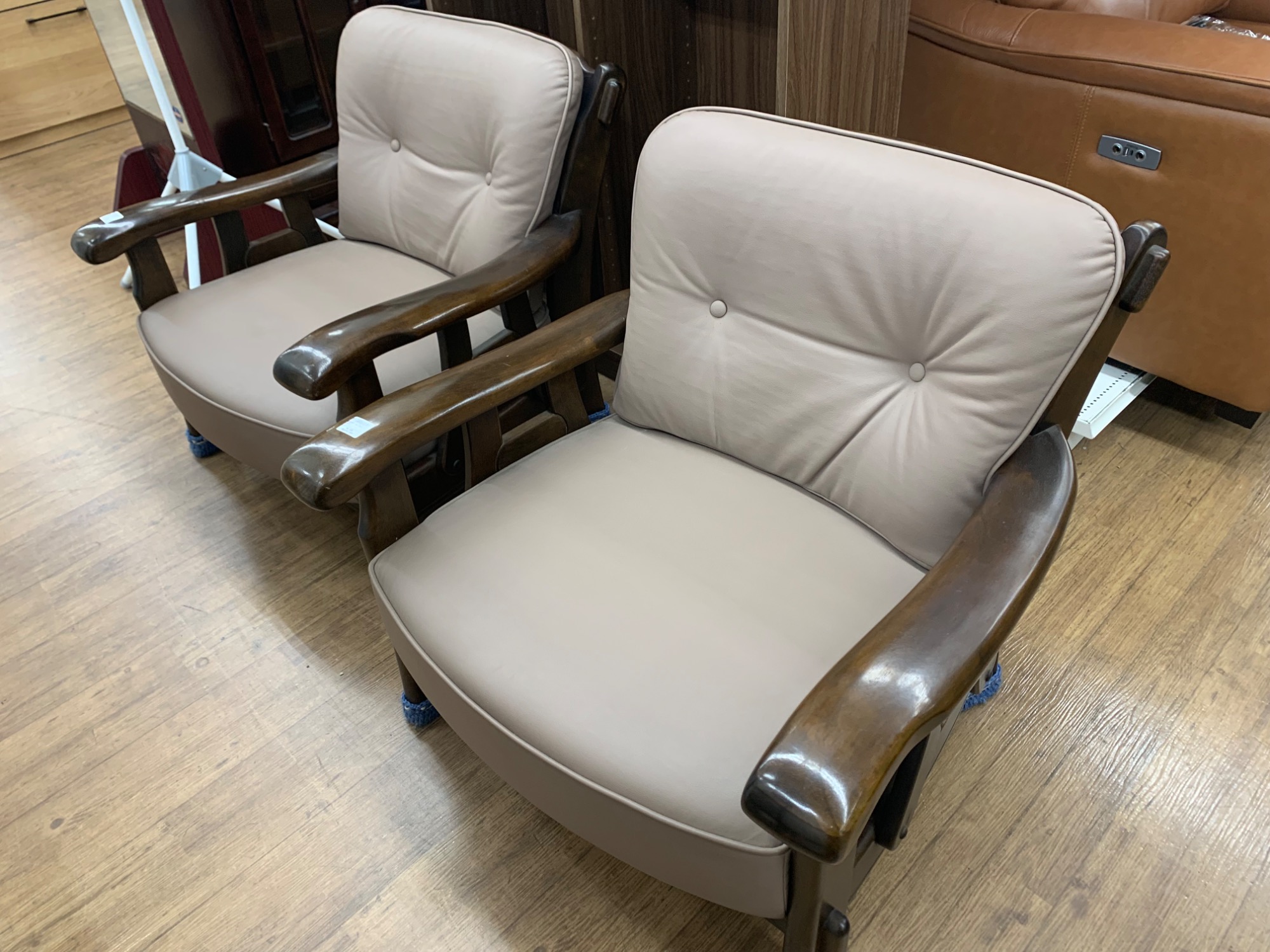 スタッフおすすめ家具のご紹介!!karimoku（カリモク）肘掛椅子入荷しま