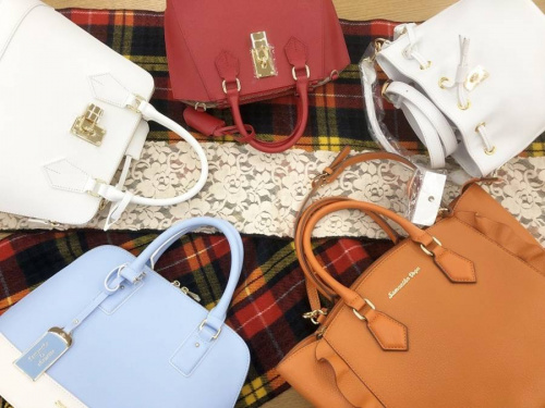 レディースファッションのカジュアルバッグ