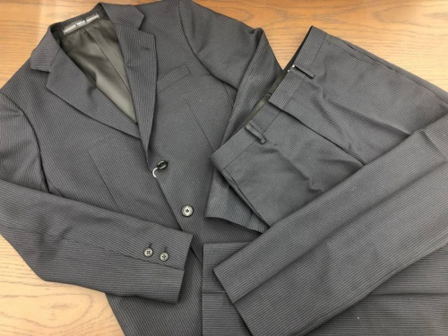 ビジネスアイテムのスーツ