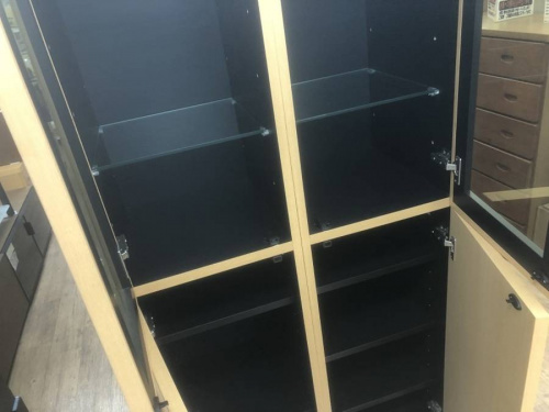 コレクションボードのキャビネット