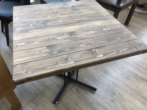 家具のテーブル