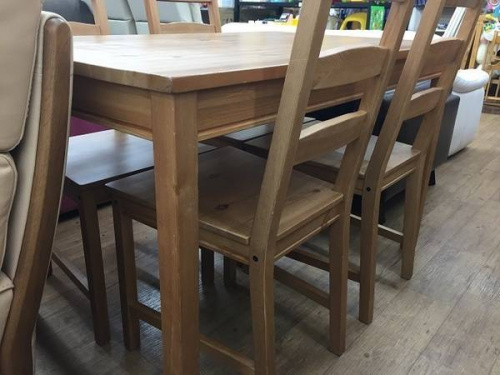 IKEAのダイニングテーブル