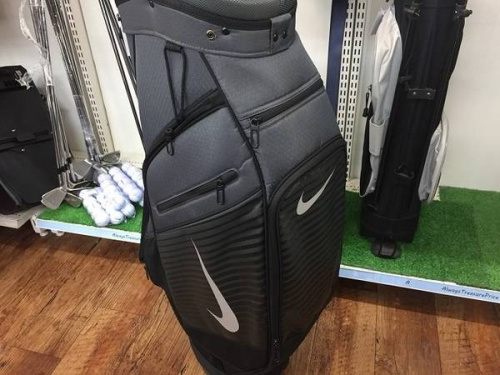 スポーツ用品のゴルフ