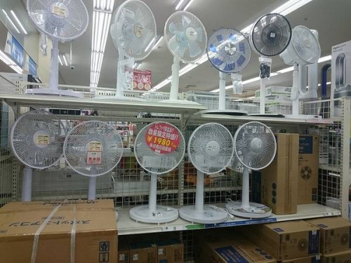 窓枠の扇風機