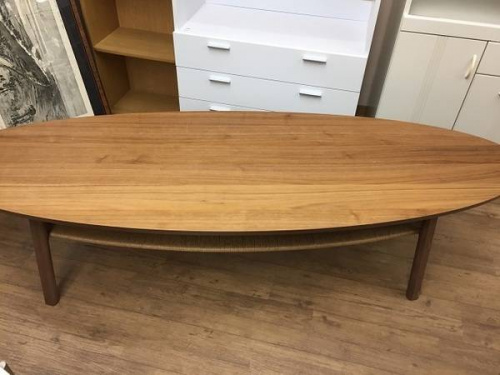 家具のテーブル