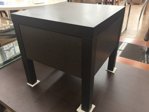 家具のナイトテーブル