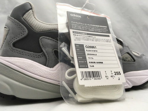 スニーカーのadidas