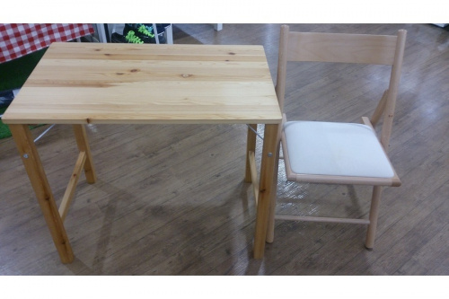 家具のテーブル