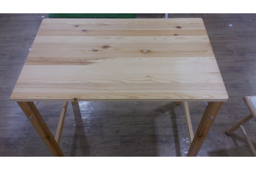 テーブルのイス