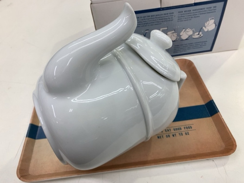 テーブルウェアのティーポット