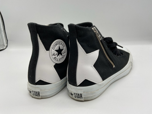 スニーカーのCONVERSE