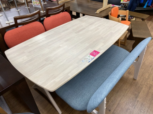 生活家具のテーブル