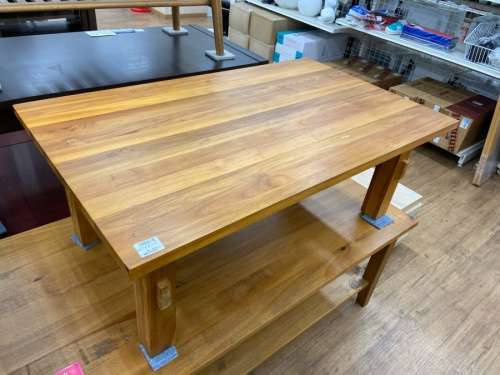 生活家具のテーブル