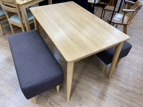 生活家具のテーブル