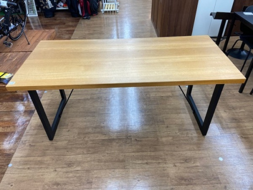 家具のダイニングテーブル