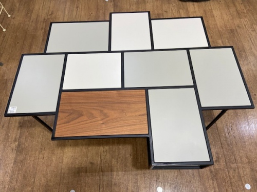 家具のテーブル