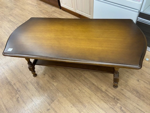 家具のテーブル