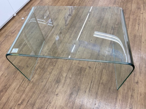 家具のテーブル