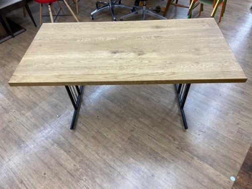 家具のテーブル