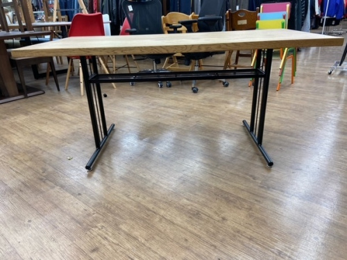 テーブルのダイニングテーブル