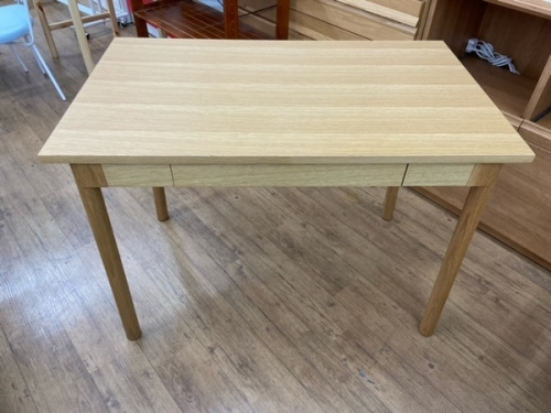 家具のテーブル