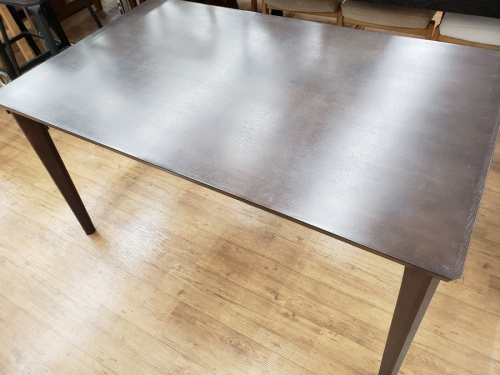 生活家具のテーブル
