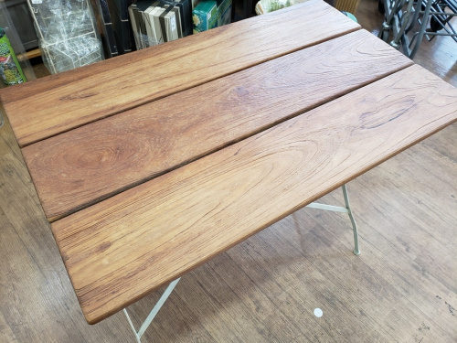 生活家具のテーブル