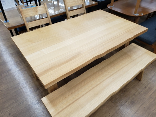 生活家具のテーブル